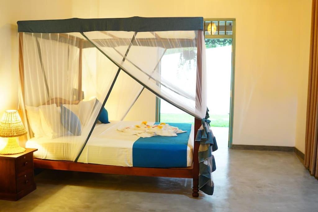 Ronaya Surf Waves Villa ดิคเวลลา ภายนอก รูปภาพ