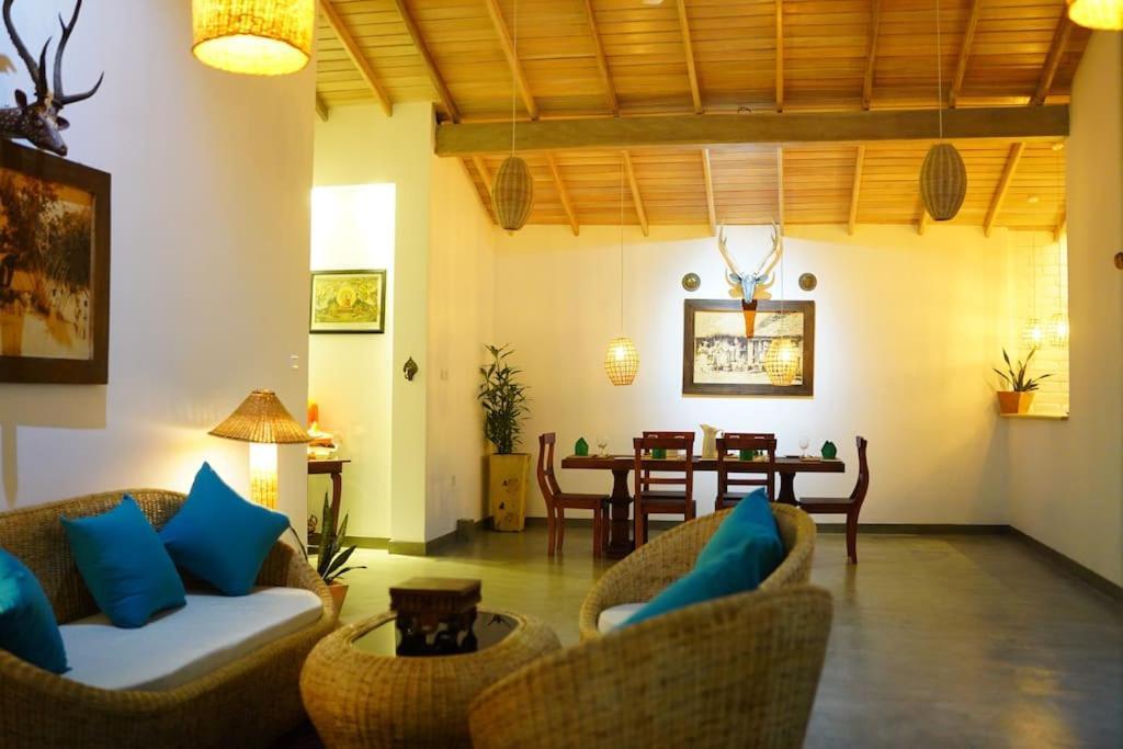 Ronaya Surf Waves Villa ดิคเวลลา ภายนอก รูปภาพ