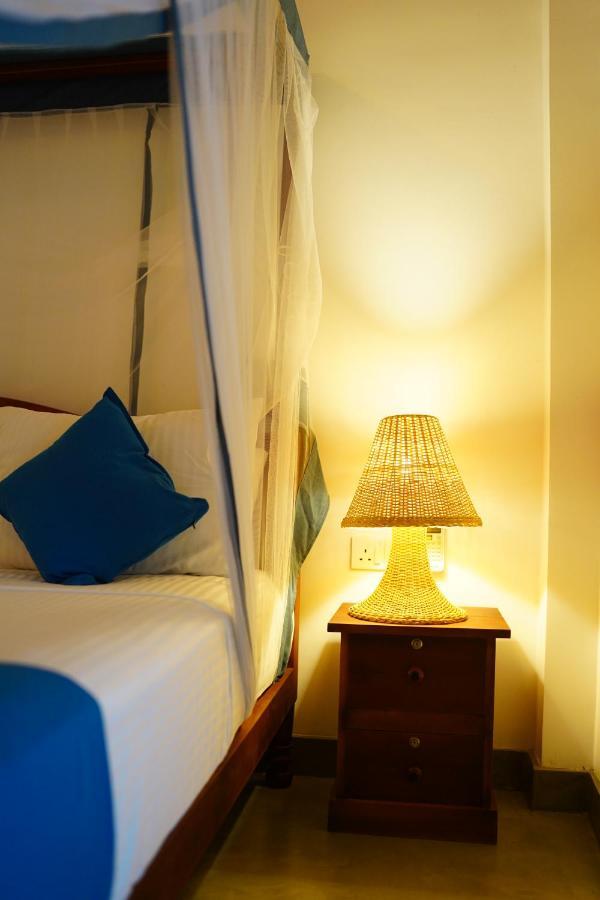 Ronaya Surf Waves Villa ดิคเวลลา ภายนอก รูปภาพ