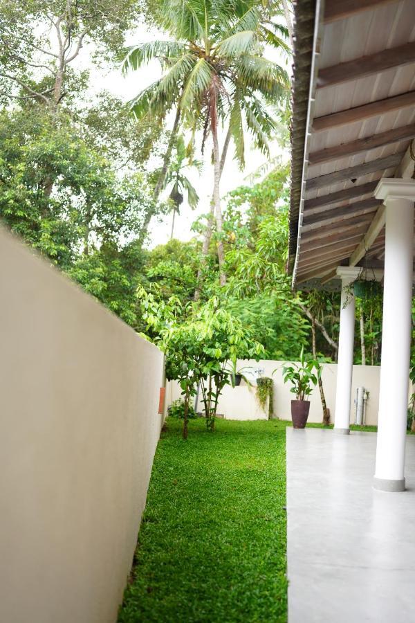 Ronaya Surf Waves Villa ดิคเวลลา ภายนอก รูปภาพ