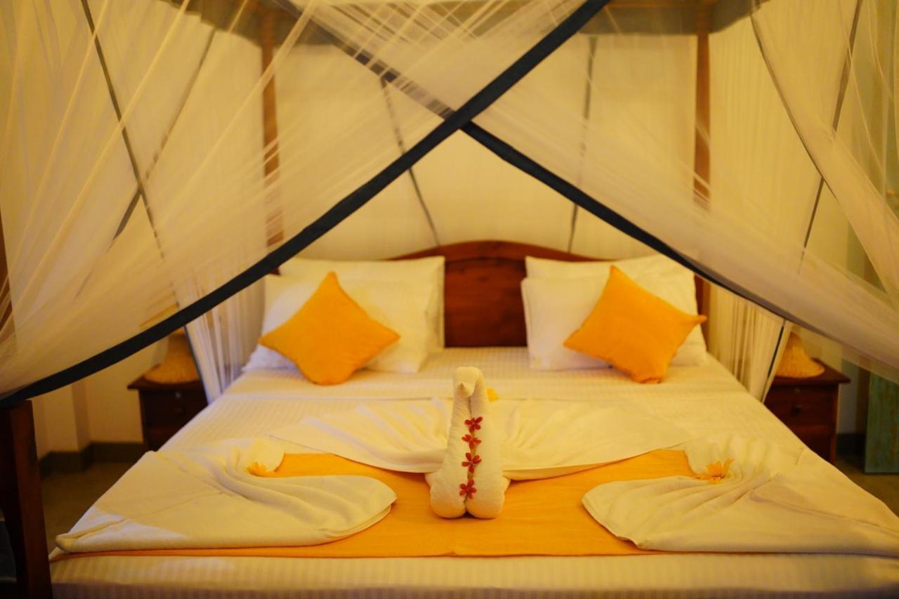 Ronaya Surf Waves Villa ดิคเวลลา ภายนอก รูปภาพ